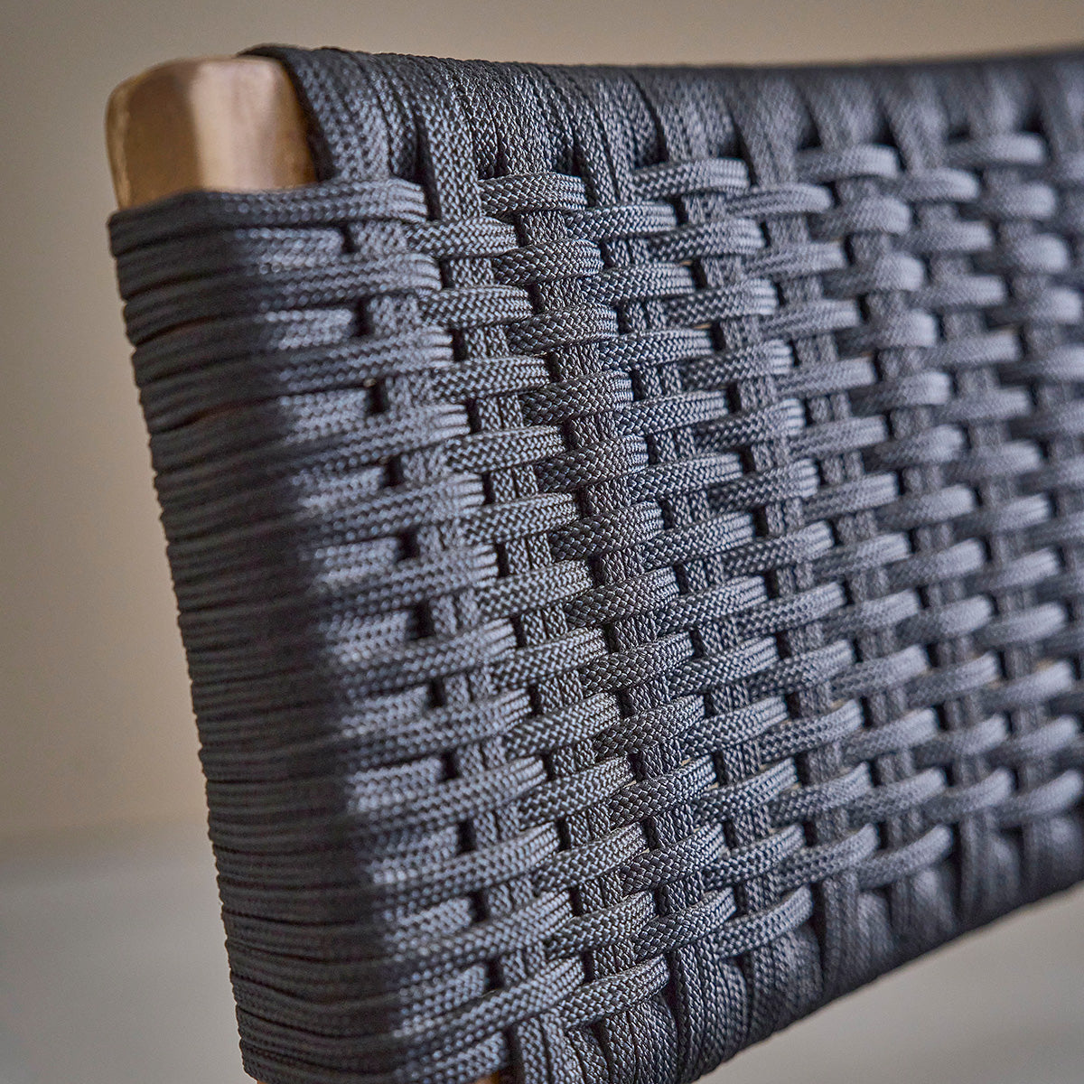 188-fauteuil_en_teck_massif_et_cordage_noir-04.jpg