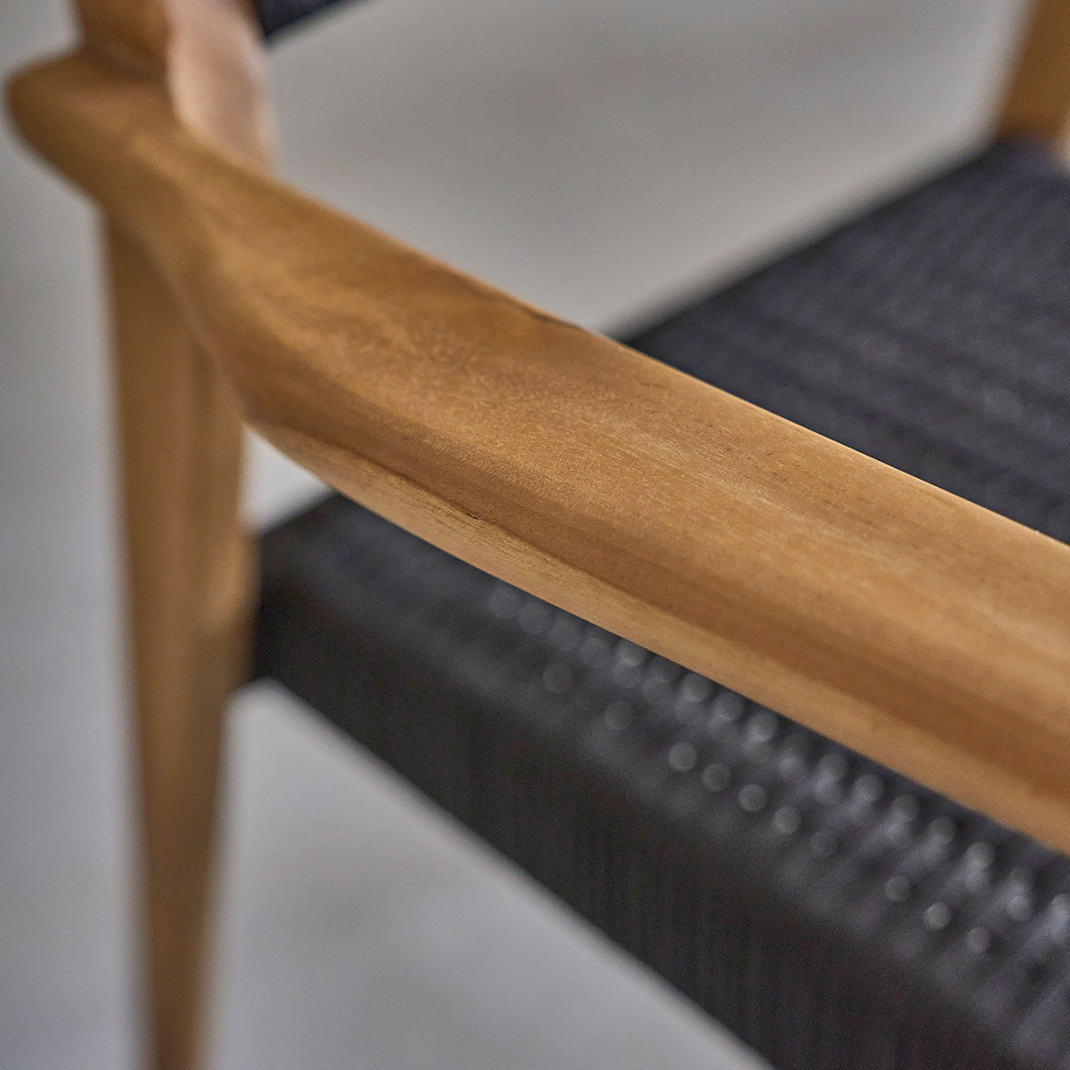 188-fauteuil_en_teck_massif_et_cordage_noir-05.jpg