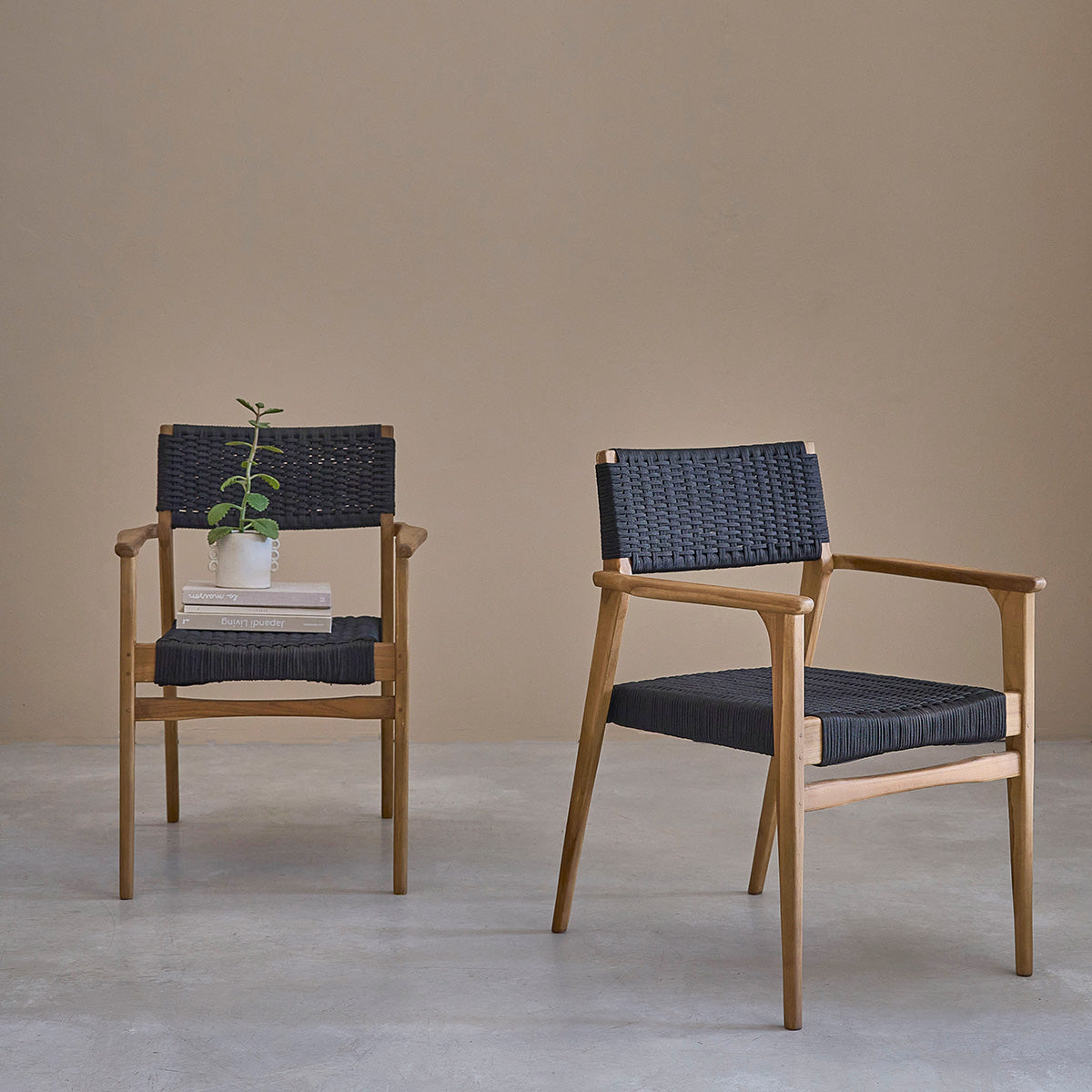 188-fauteuil_en_teck_massif_et_cordage_noir-06.jpg