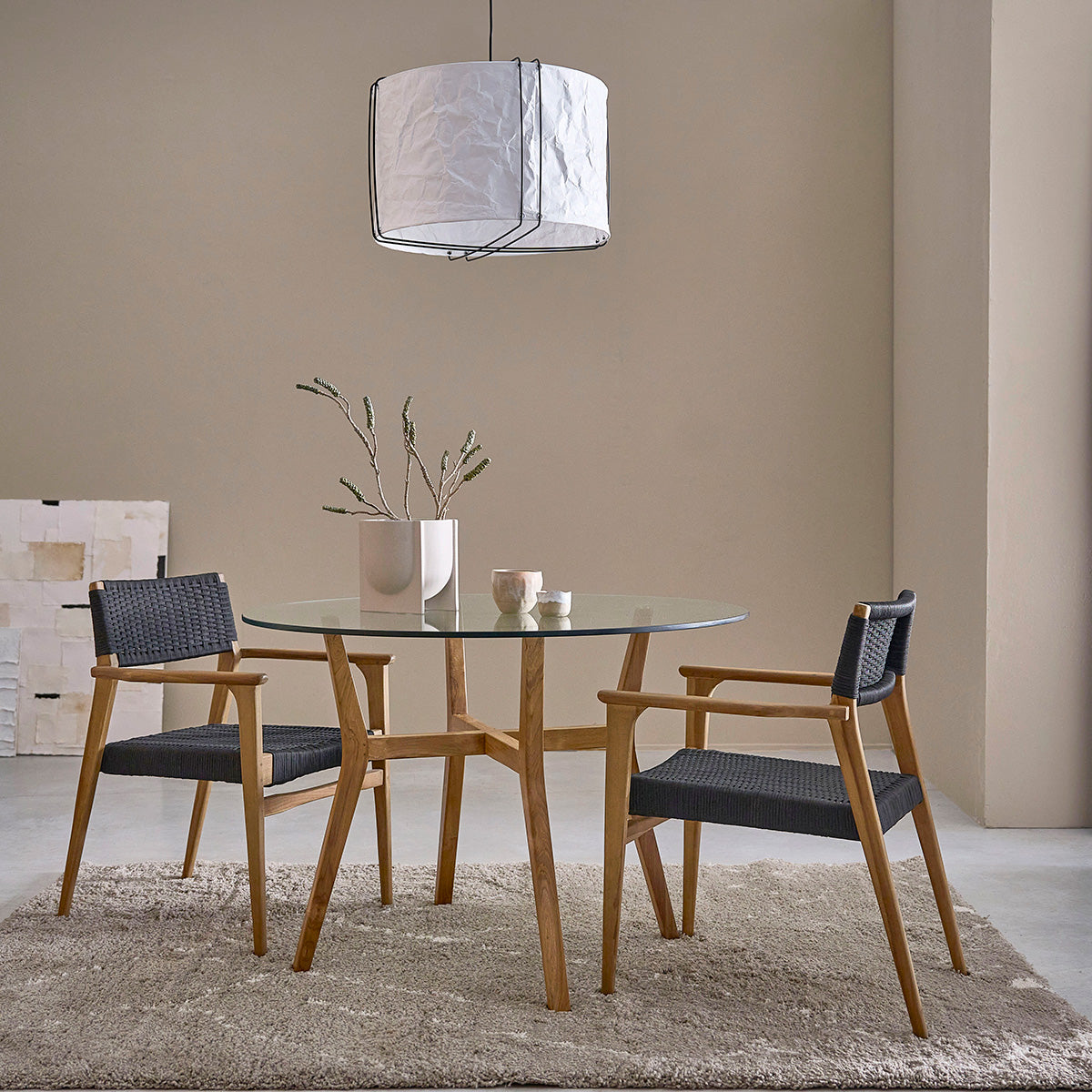 Sessel aus massivem Teakholz und schwarzem Tauwerk.