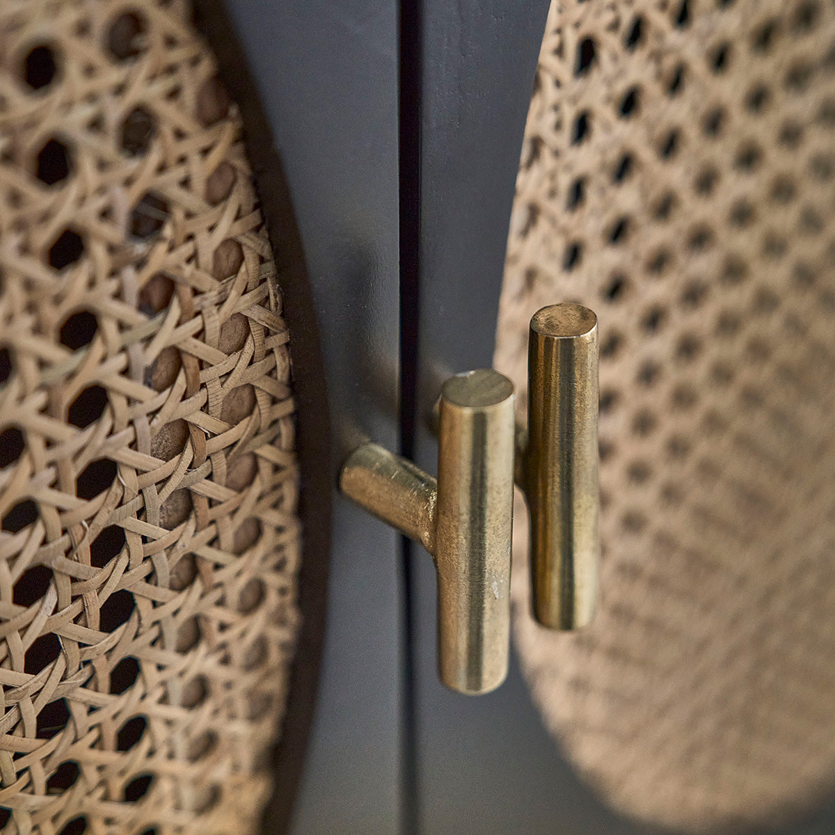 ZULMA - Buffet aus massivem Mangoholz in Schwarz und Rohrgeflecht 100 cm