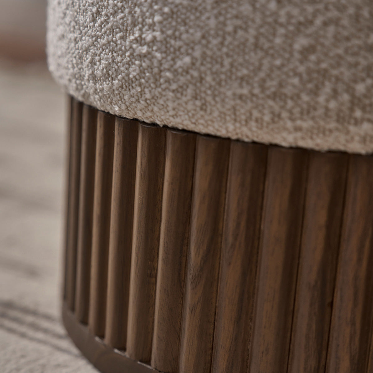 TANE - Hocker aus massivem Mindi und weißem Bouclé-Stoff Ø38 cm