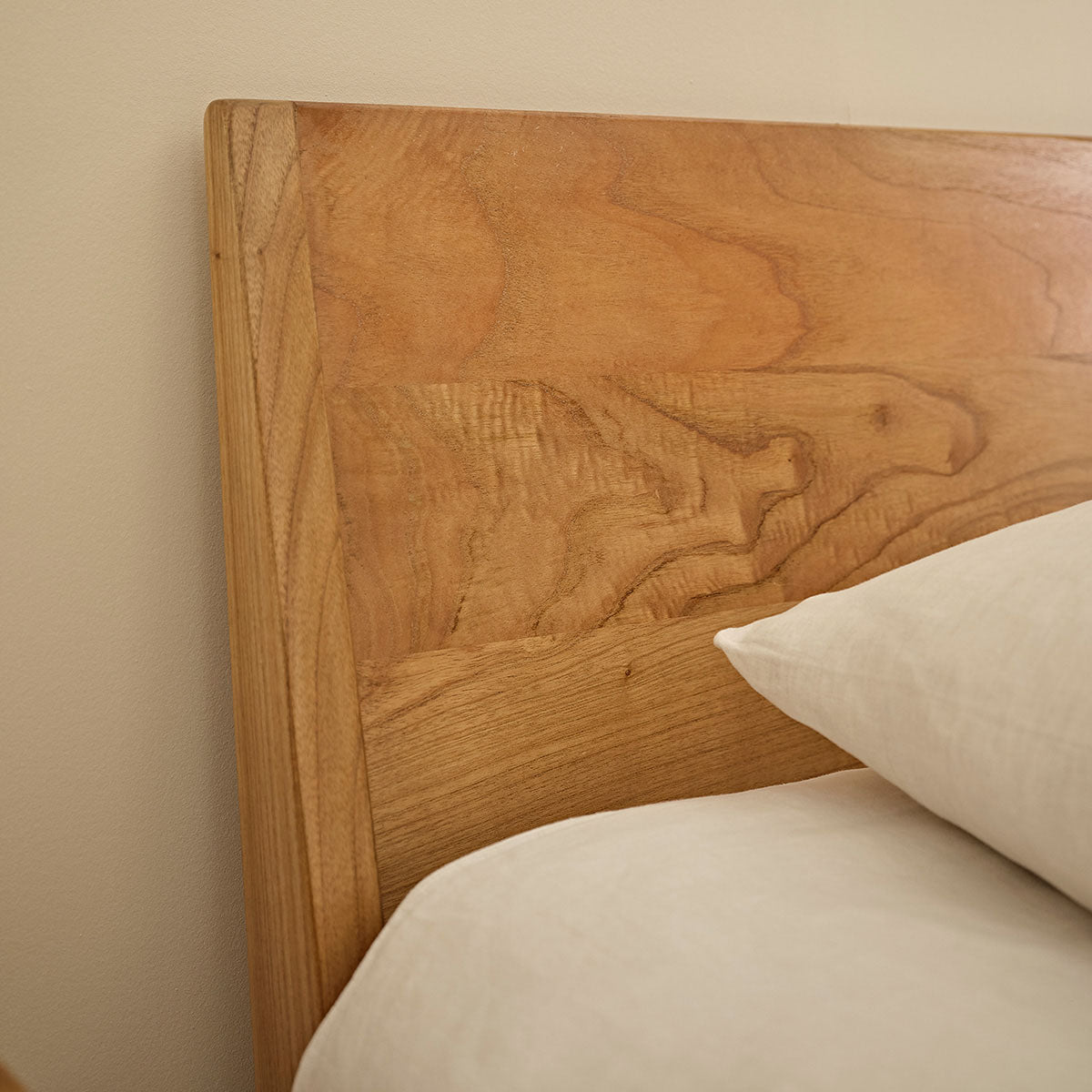 PIA - Bett aus massivem Mindi 160 cm