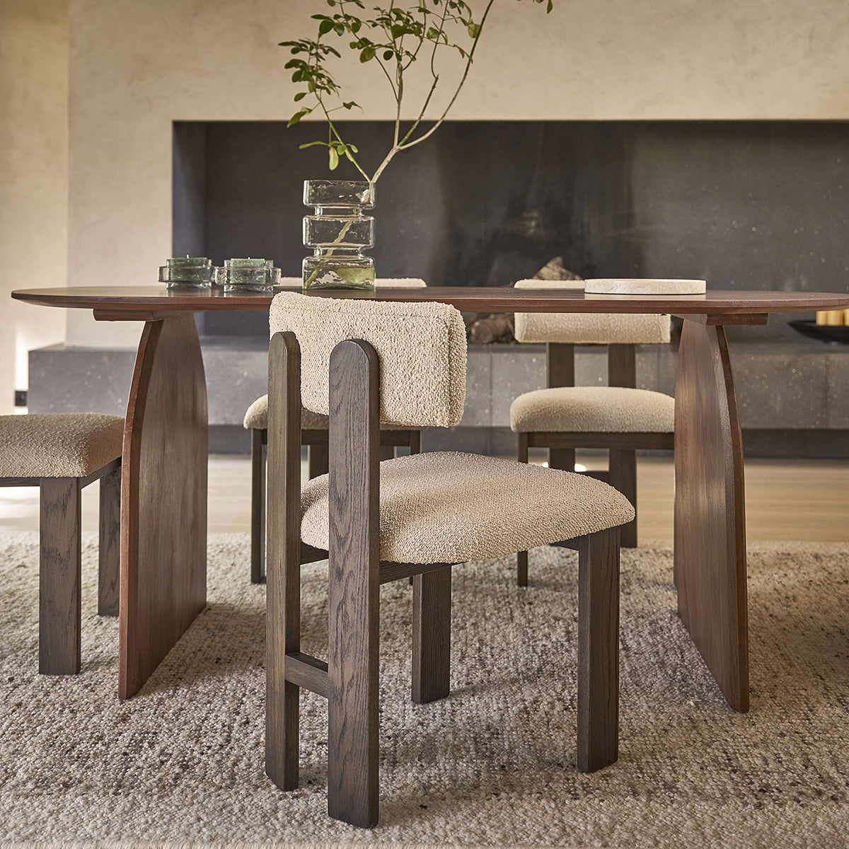 NOÉ - Lot de 2 chaises en chêne massif marron et tissu bouclette beige