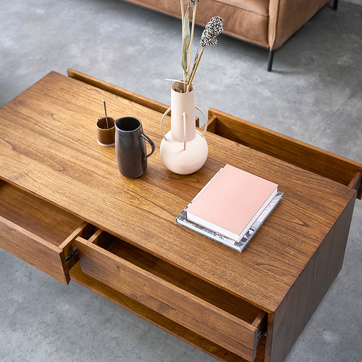 MILO - Couchtisch aus massivem Mindi-Holz, Walnuss-Finish 140 cm