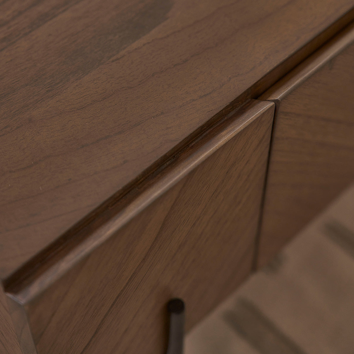 CALIX - Couchtisch aus massivem Mindi und Metall in Walnuss-Finish 120 cm