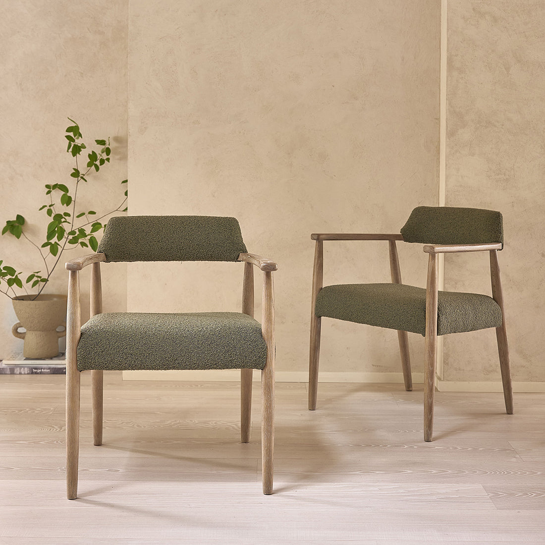 LUISA - Set von 2 Stühlen aus Eiche und khakifarbenem Bouclé-Stoff