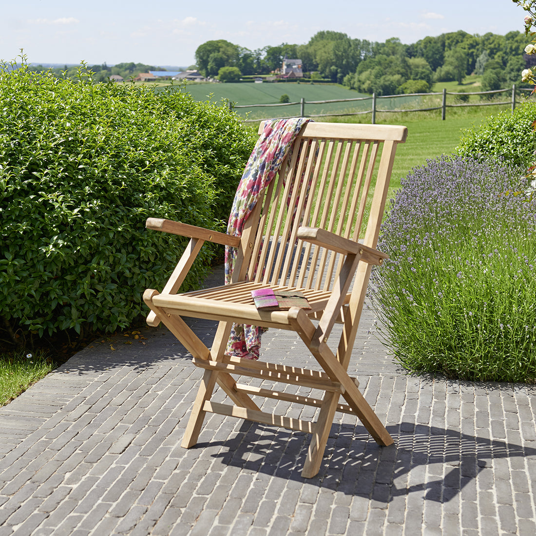 MIDLAND - Klappbarer Gartensessel aus massivem Teakholz 