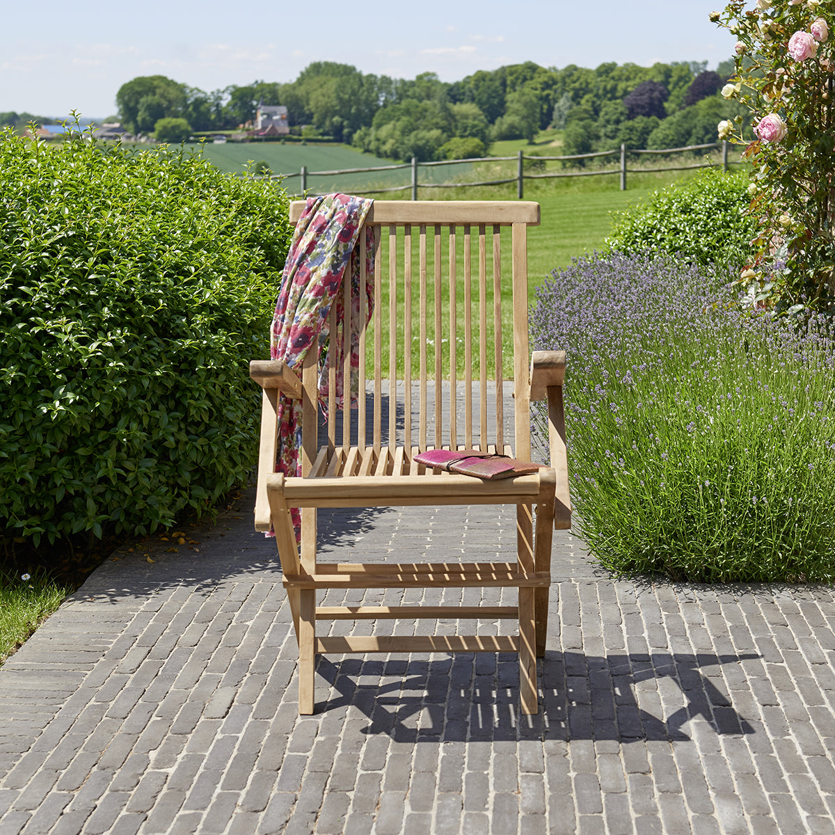 MIDLAND - Klappbarer Gartensessel aus massivem Teakholz