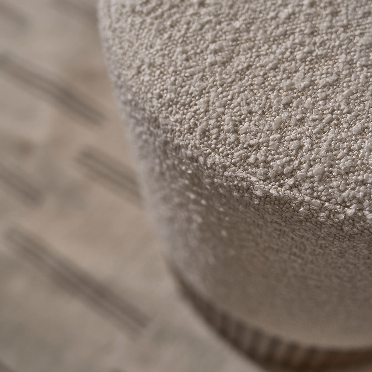 TANE - Hocker aus massivem Mindi und weißem Bouclé-Stoff Ø38 cm