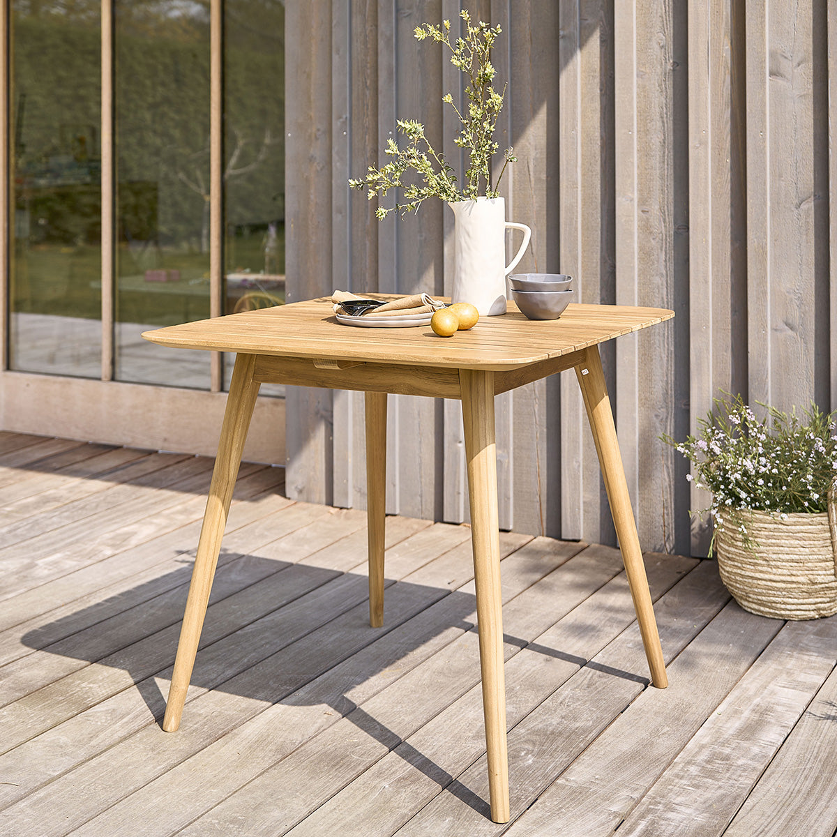 Quadratischer Gartentisch für 2/4 Personen aus massivem Teakholz