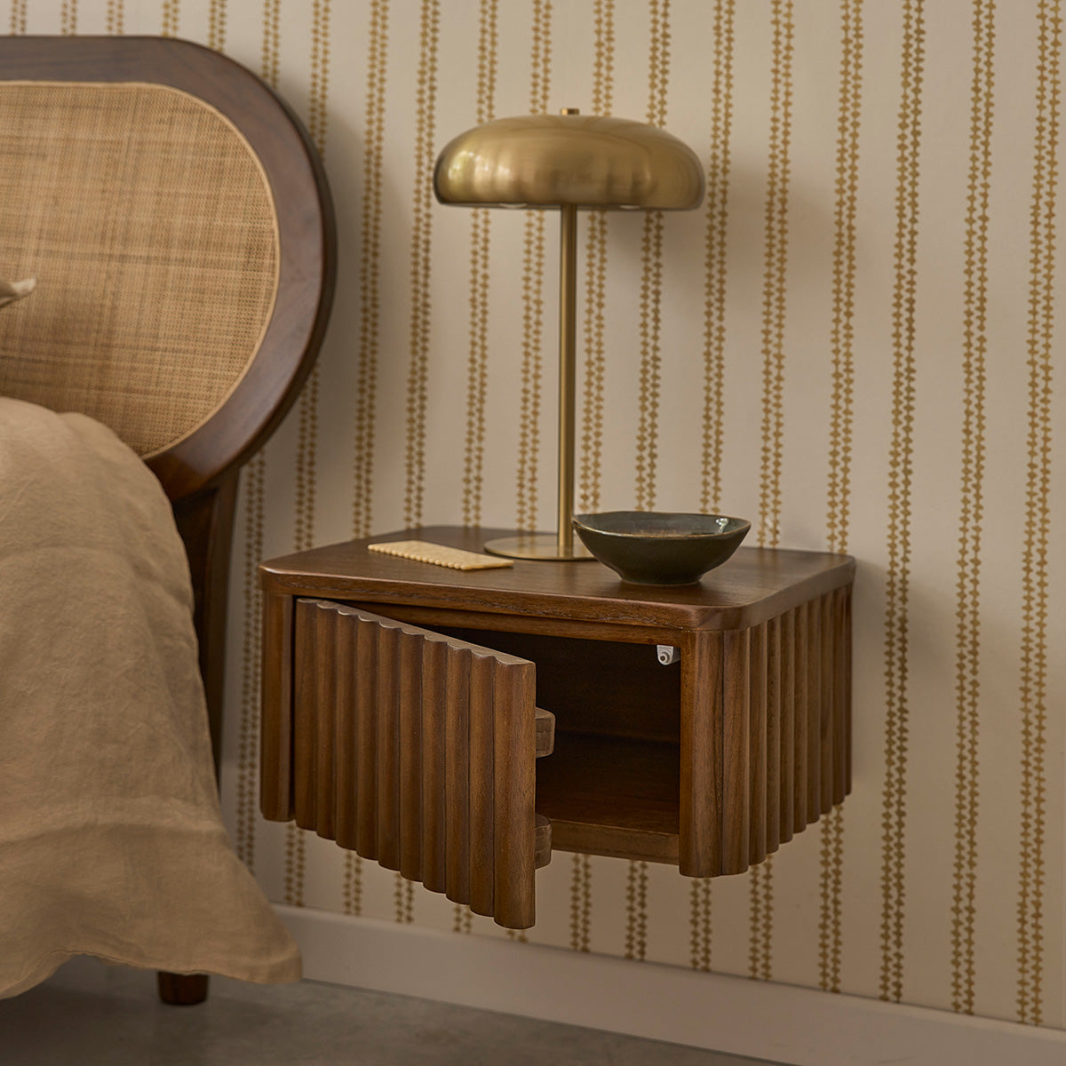 TRINIDAD - Table de chevet suspendue en bois de mindi 45 cm