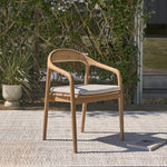 Gartensessel aus massivem Teakholz mit grauem Kissen