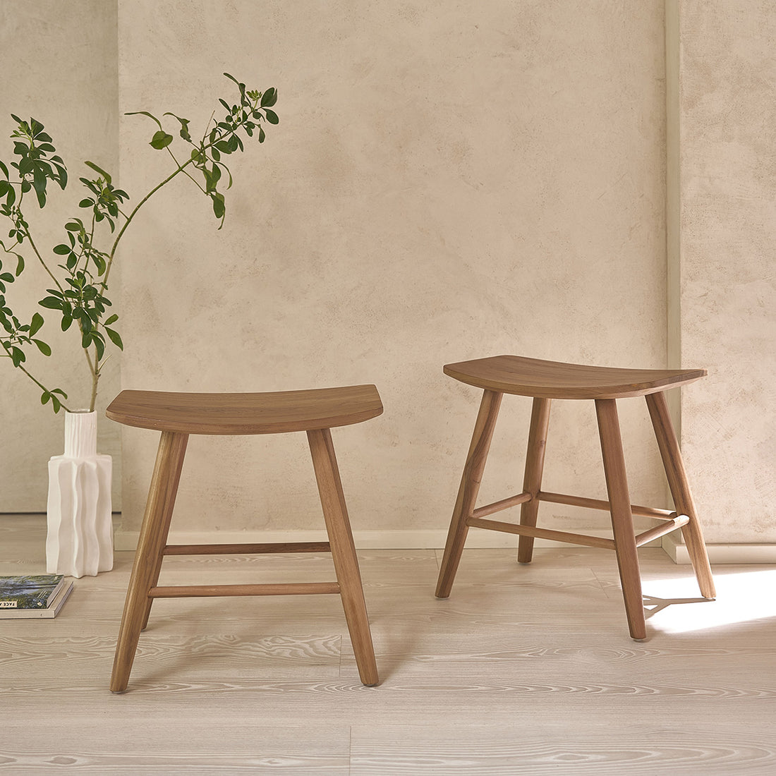 AMBRE - Satz von 2 Hockern aus massivem Teakholz 45 cm