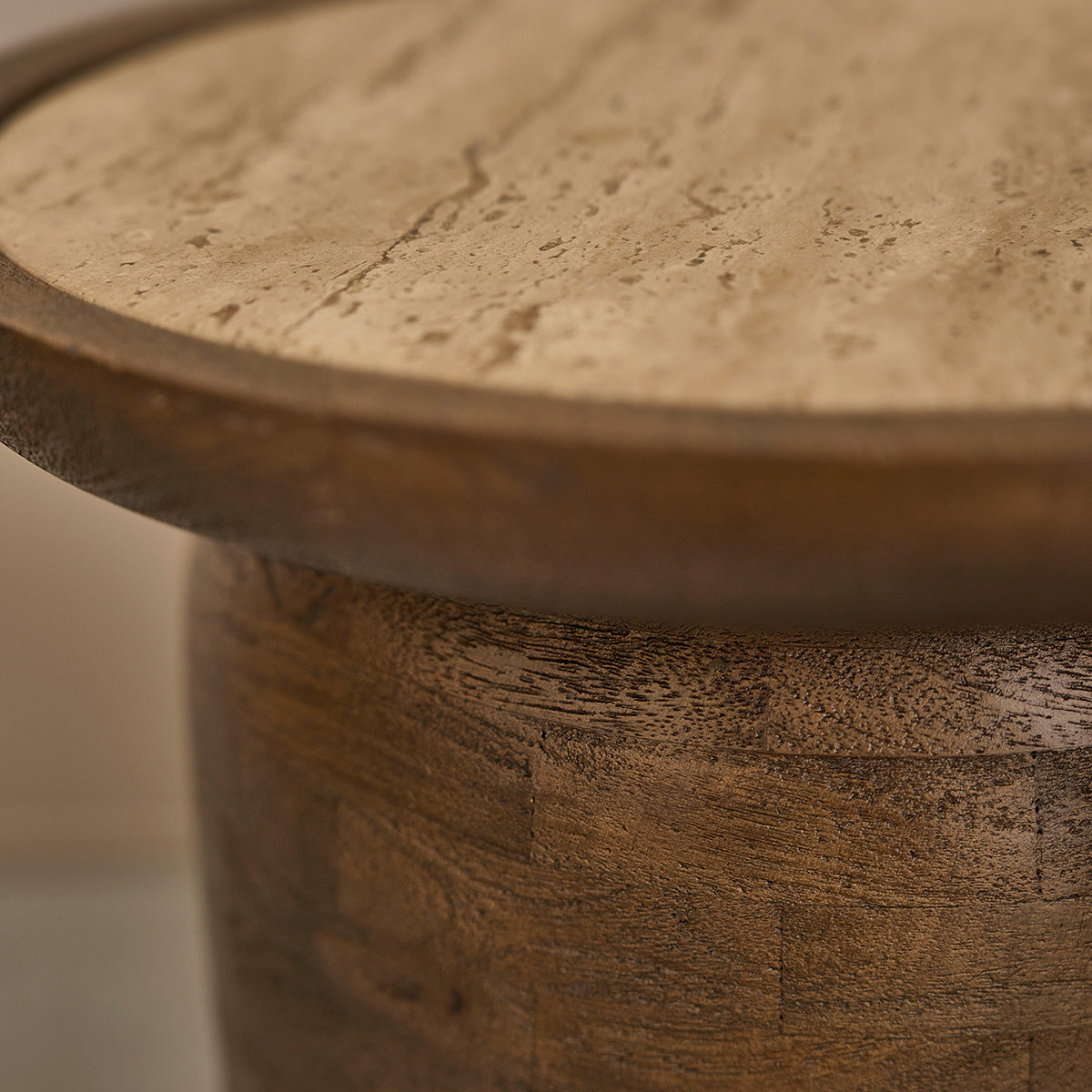 ELENA - Table d'appoint en bois de manguier et travertin ronde