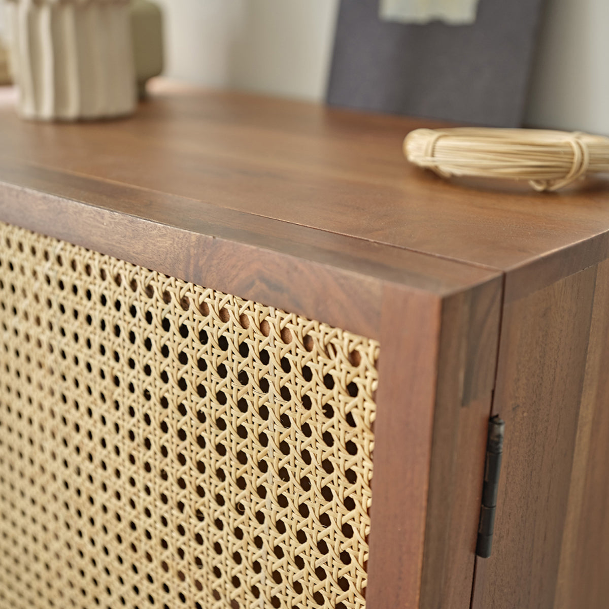 LEONTINE - Kommode aus massivem Akazienholz in Walnussoptik und Rohrgeflecht