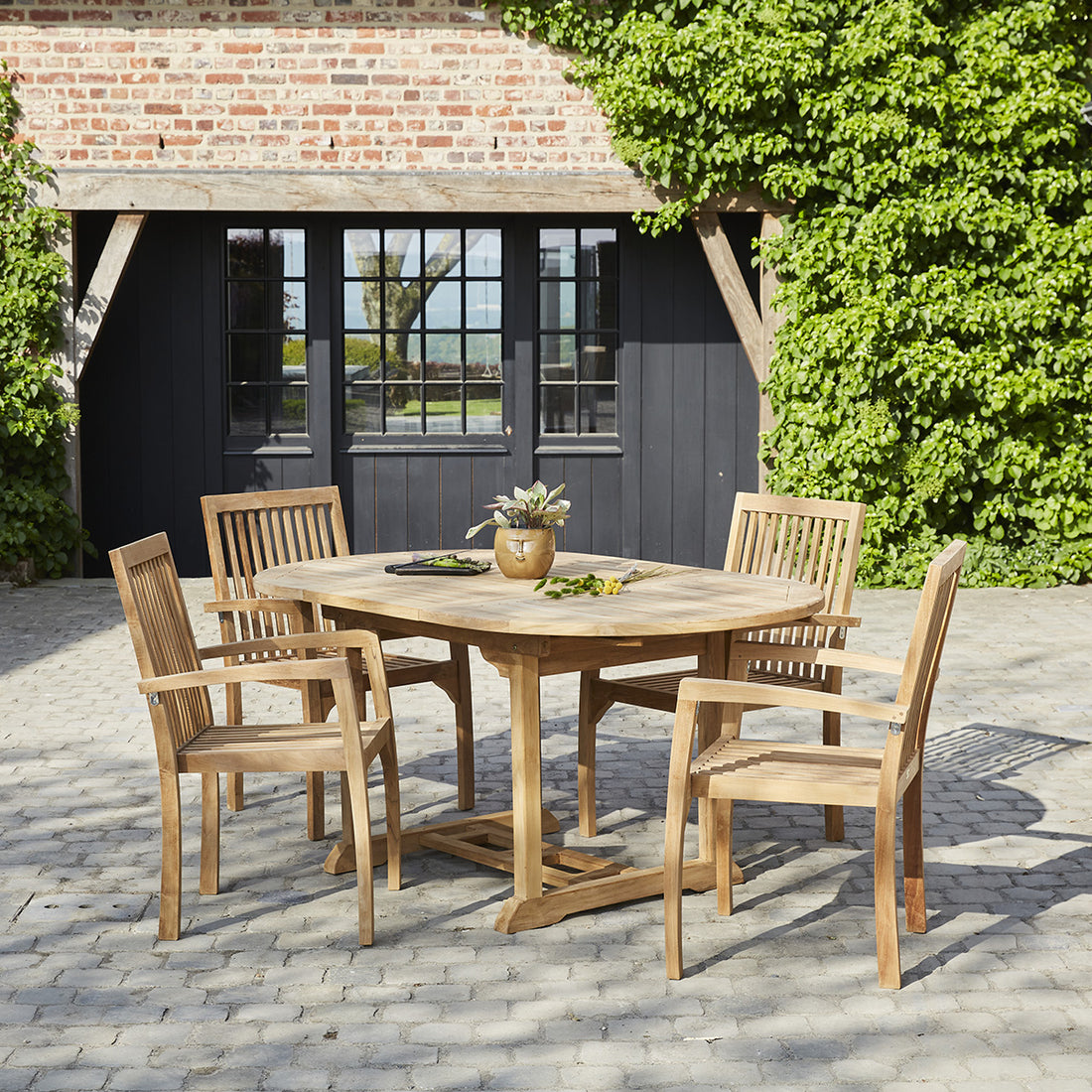 MIDLAND - Ausziehbare Gartenmöbel aus massivem Teakholz 4/6 Sitzplätze 