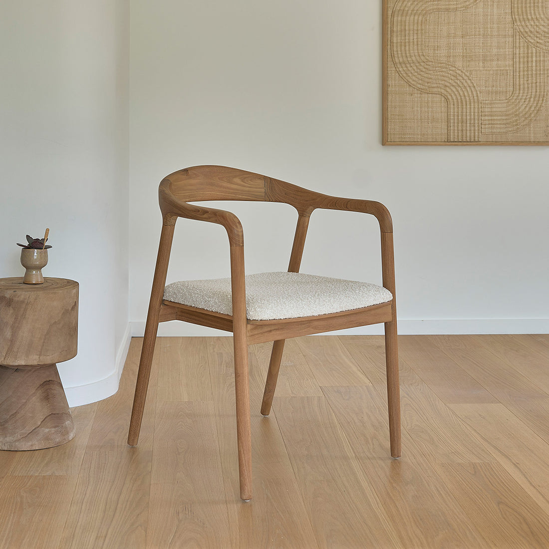 AMBRE - Stuhl aus massivem Teakholz mit Sitzfläche aus Bouclé-Stoff