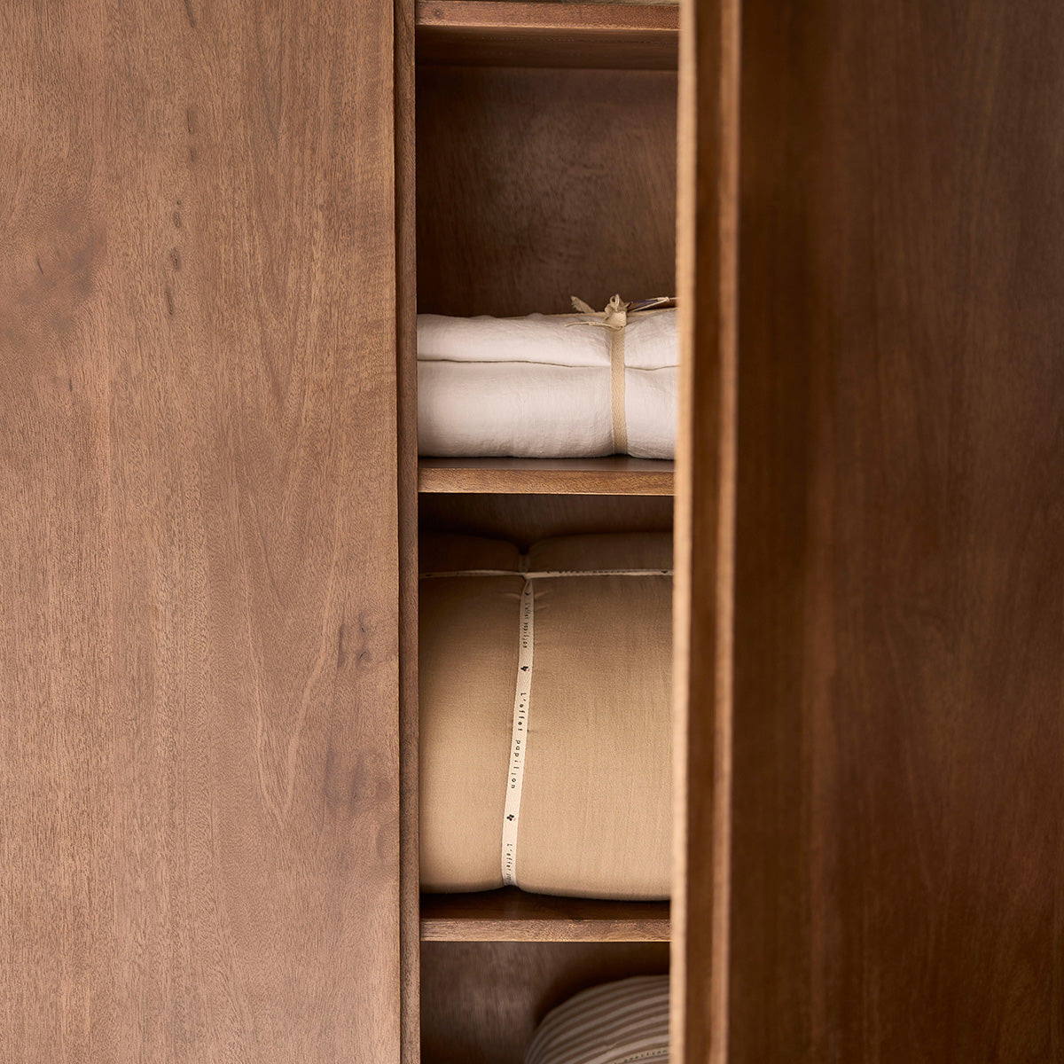 SOFIA - Schrank aus massivem Mangoholz, 120 cm
