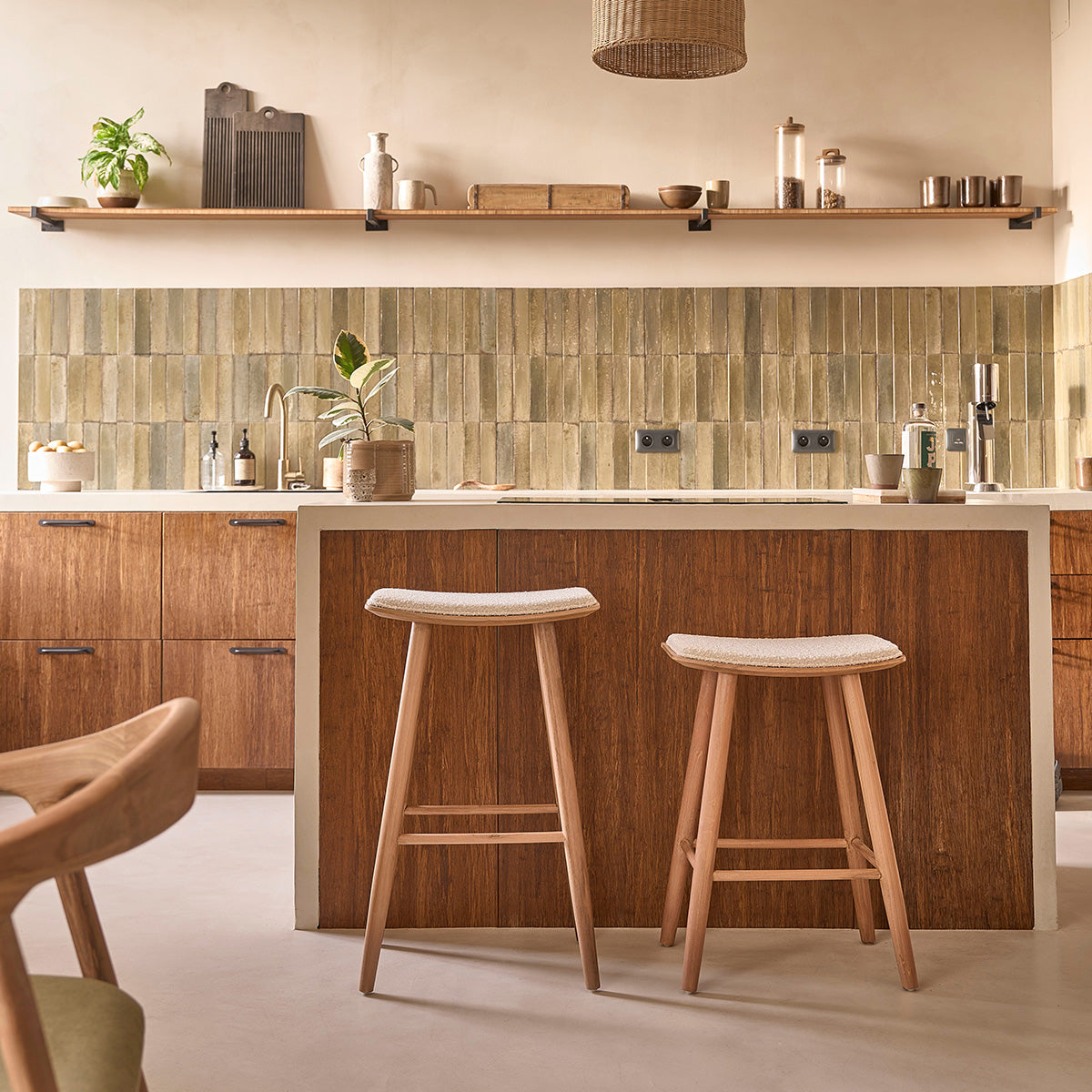 AMBRE - Hocker aus massivem Teakholz und Bouclé-Sitz 65 cm