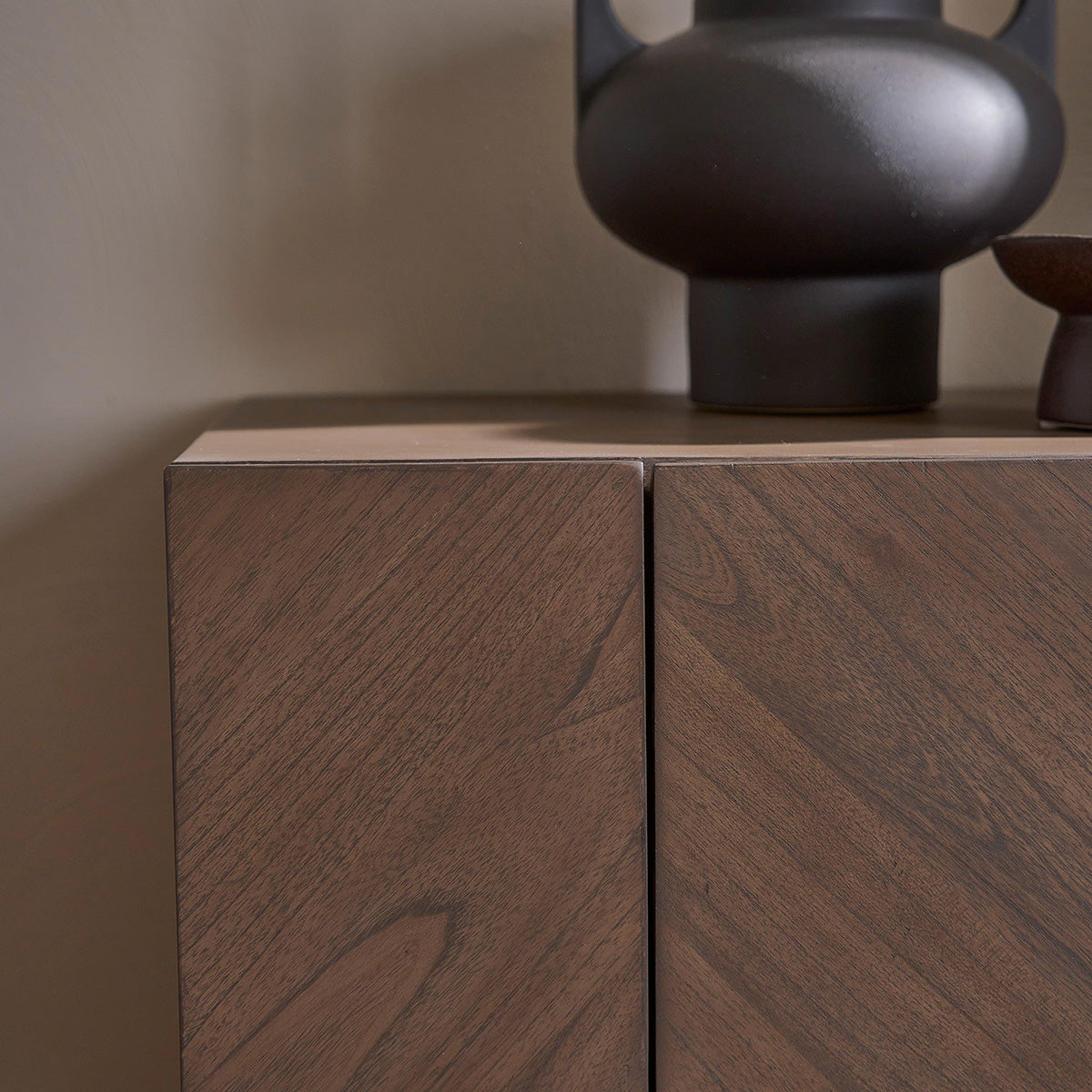 CALIX - Sideboard aus massivem Mindi und Metall, mit Nussbaum-Öberfläche 200 cm