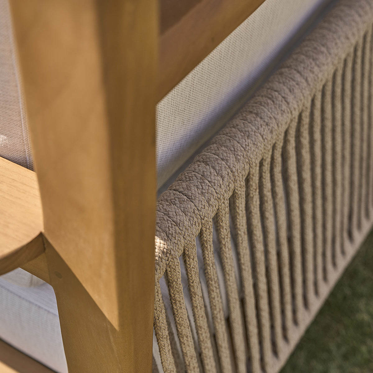 MAORA - Gartensessel aus massivem Teakholz mit Kissen