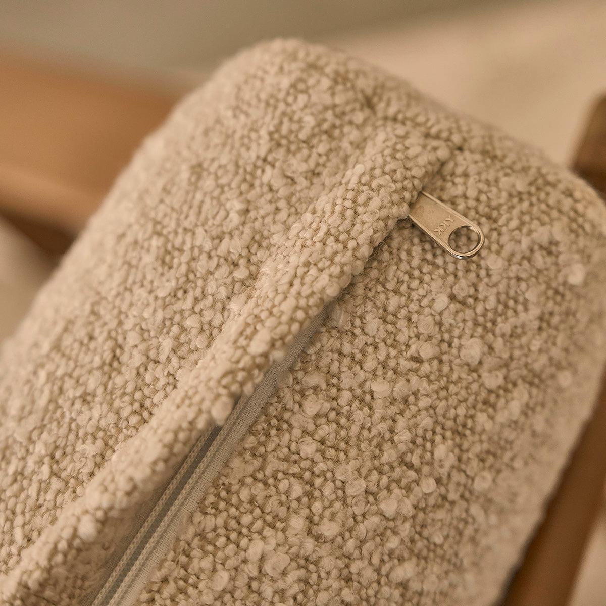 SERENE - Sessel aus massivem Teakholz und Bouclé-Stoff
