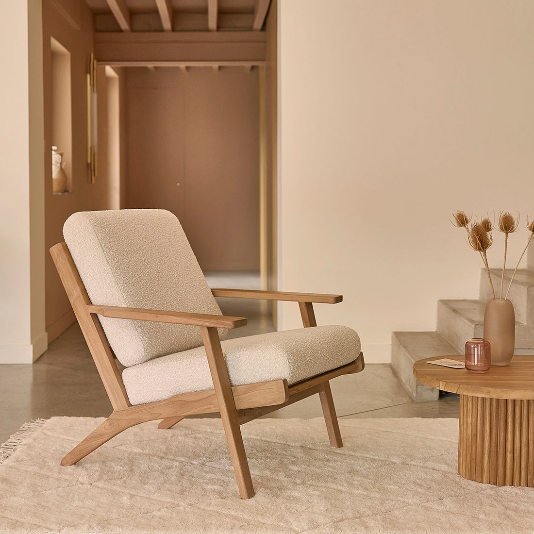 SERENE - Sessel aus massivem Teakholz mit Bouclé-Sitzfläche