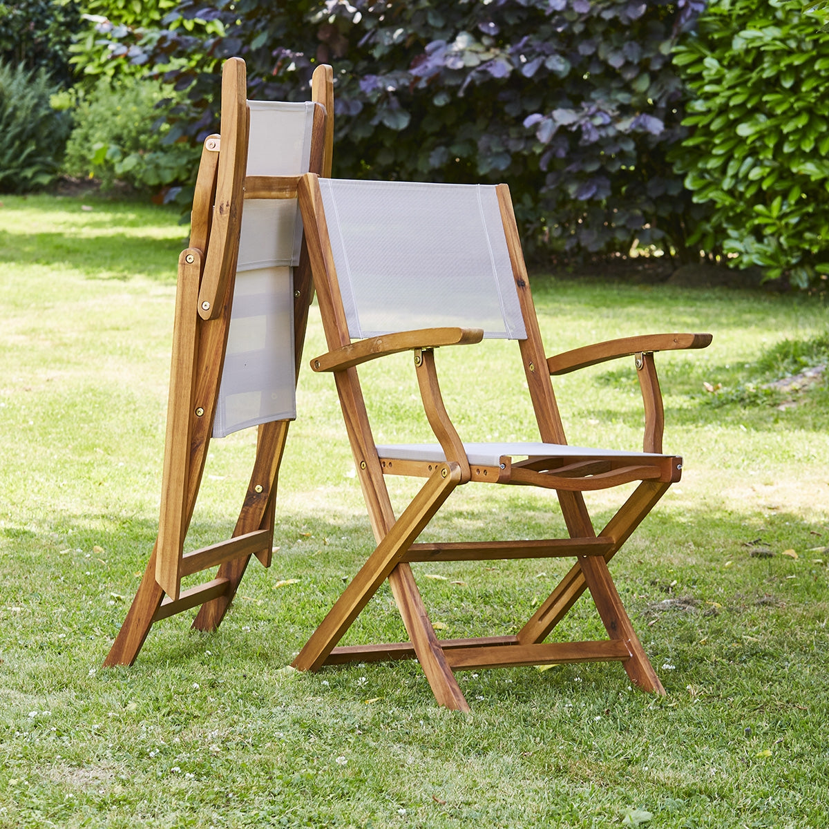 HANOÏ - Klappbarer Gartensessel aus  Akazienholz und grauem Textilene 