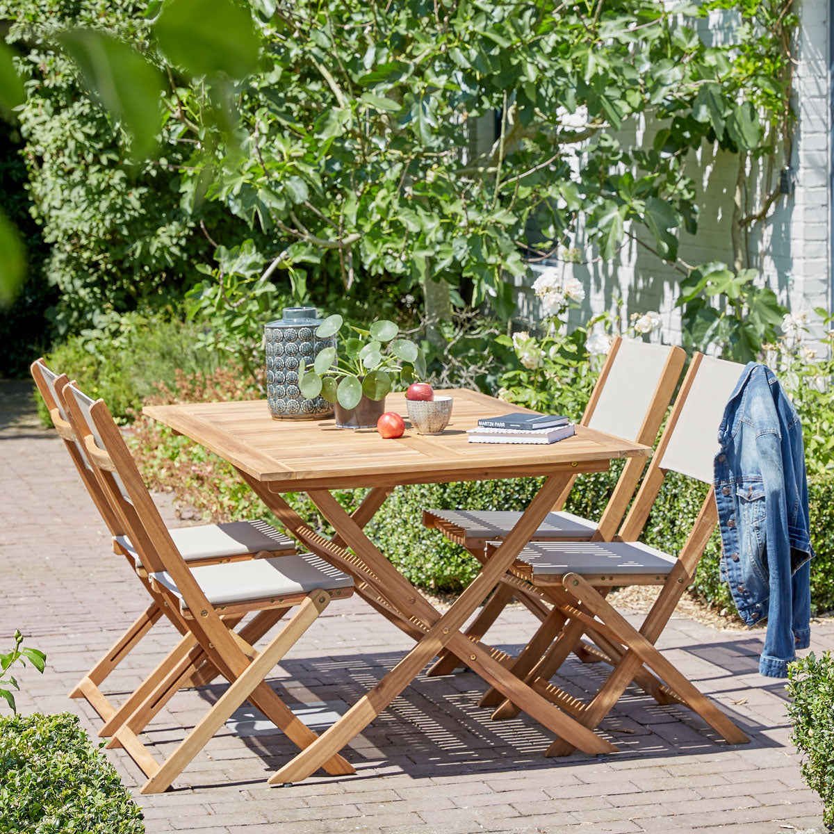HANOÏ - Gartenmöbel aus FSC Akazienholz und grauem Textilene 4 Sitzplätze