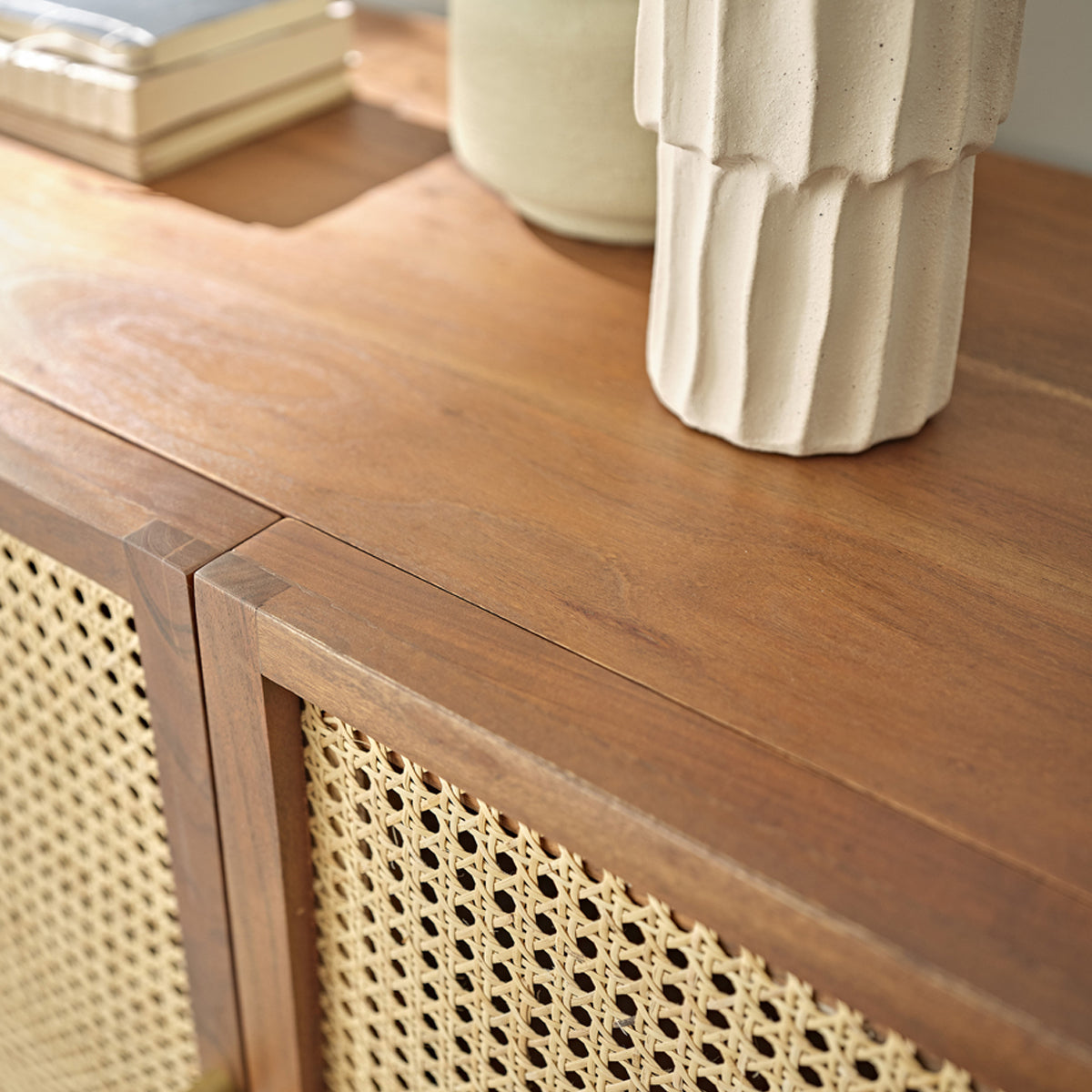 LEONTINE - Kommode aus massivem Akazienholz in Walnussoptik und Rohrgeflecht