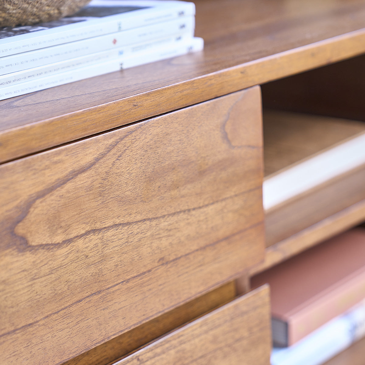 MILO - Meuble TV en mindi massif finition noyer 140 cm