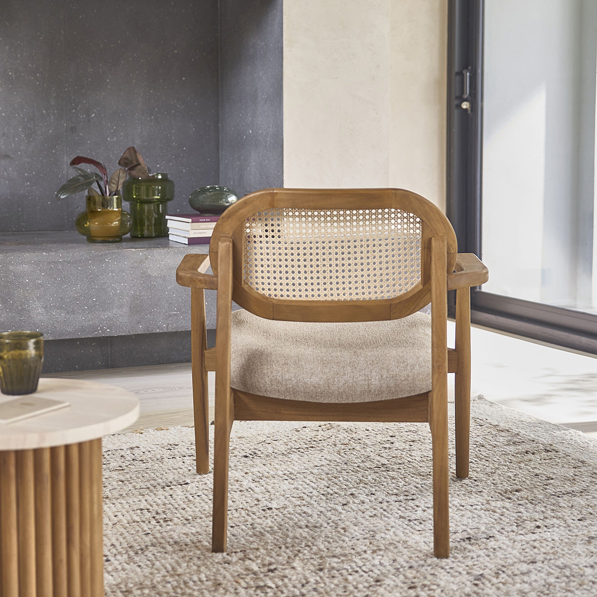 SABI - Sessel aus massivem Teakholz, Rohrgeflecht und Stoff in Greige (Kombination aus grau und beige)