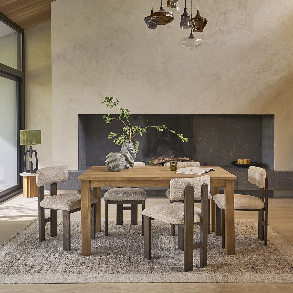 NOÉ - Set aus 2 Stühlen aus massiver brauner Eiche und beigem Bouclé-Stoff