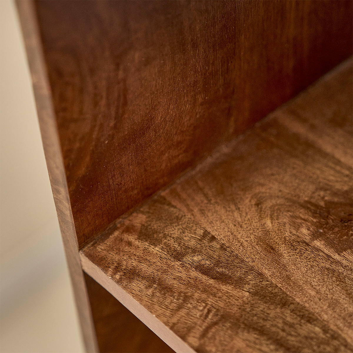 RAPHAEL - Bücherregal aus Mangoholz und Rohrgeflecht, in Walnuss-Finish 170 cm