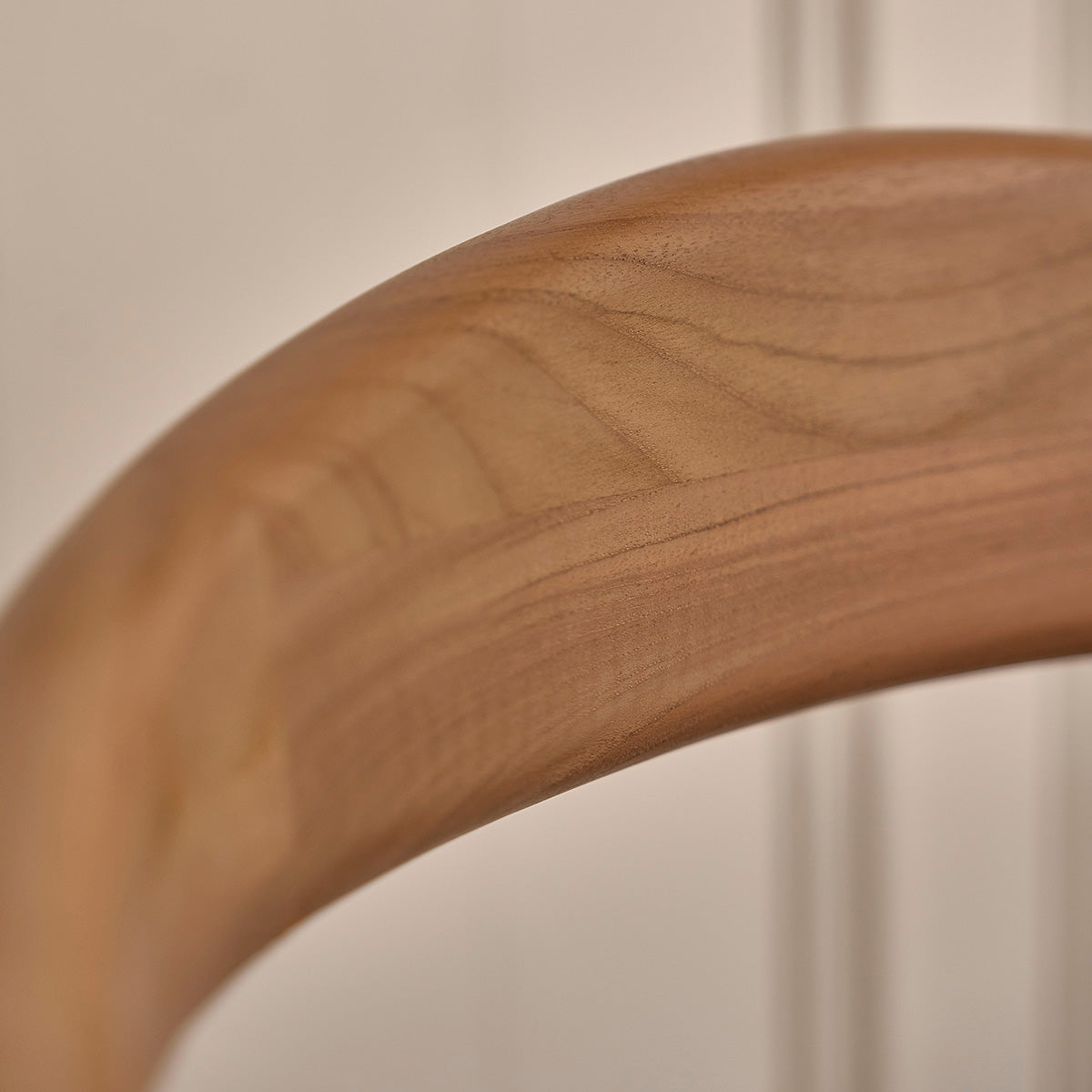 AMBRE - Stuhl aus massivem Teakholz mit Sitzfläche aus Cordsamt in Khaki-Farbe