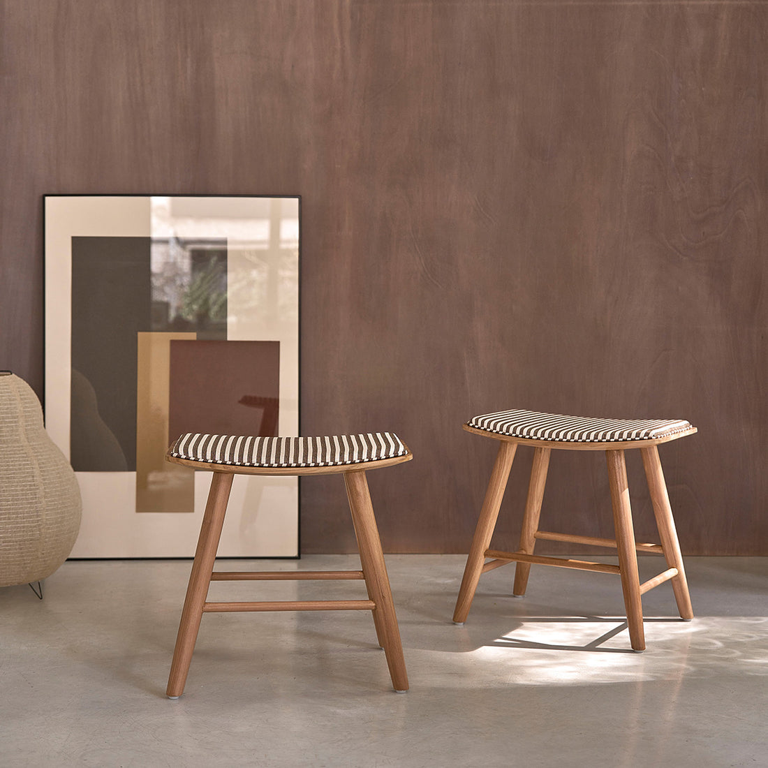 AMBRE - Set aus 2 Hockern aus massivem Teakholz mit gestreifter Sitzfläche, 45 cm