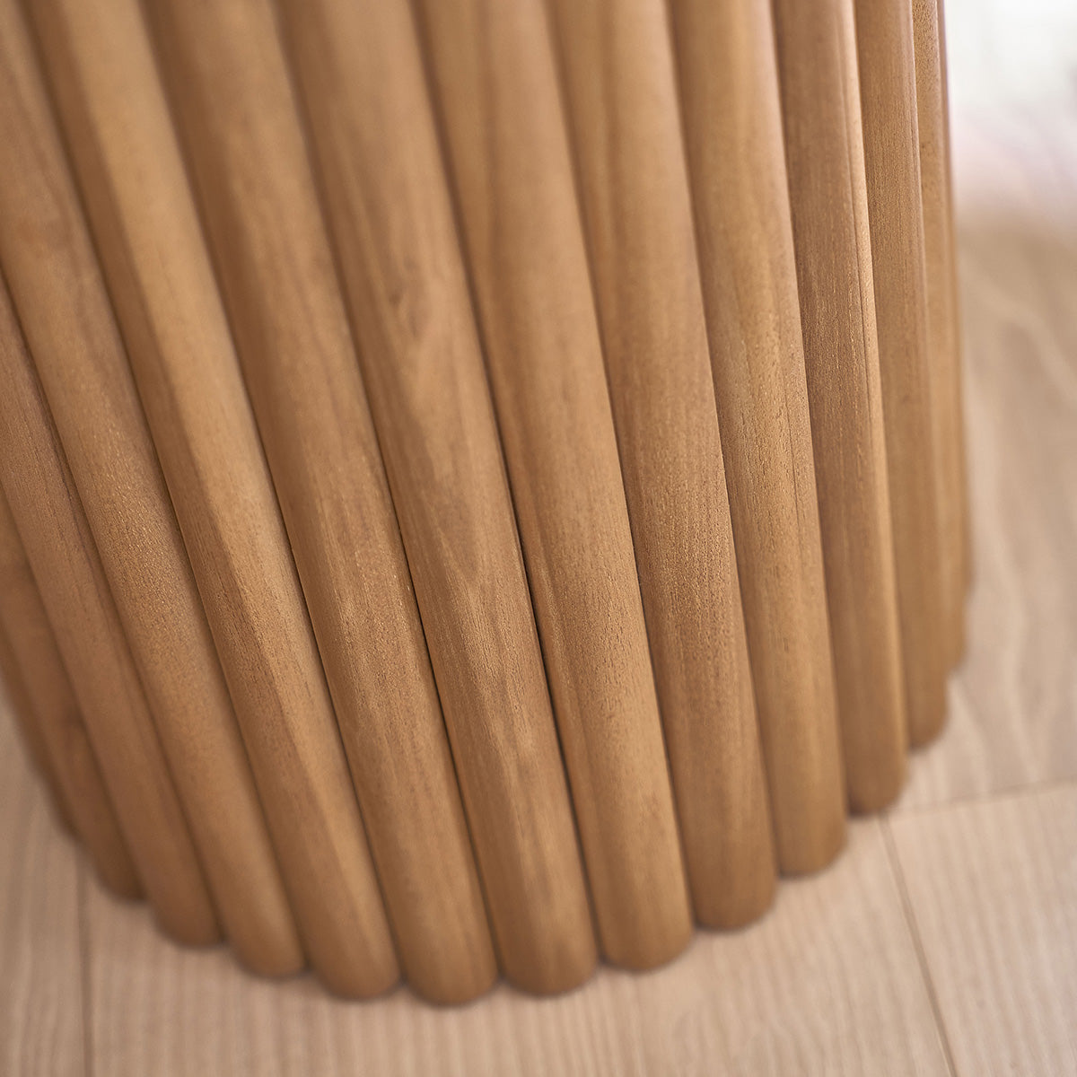 COLINE - Runder Beistelltisch aus massivem Teakholz