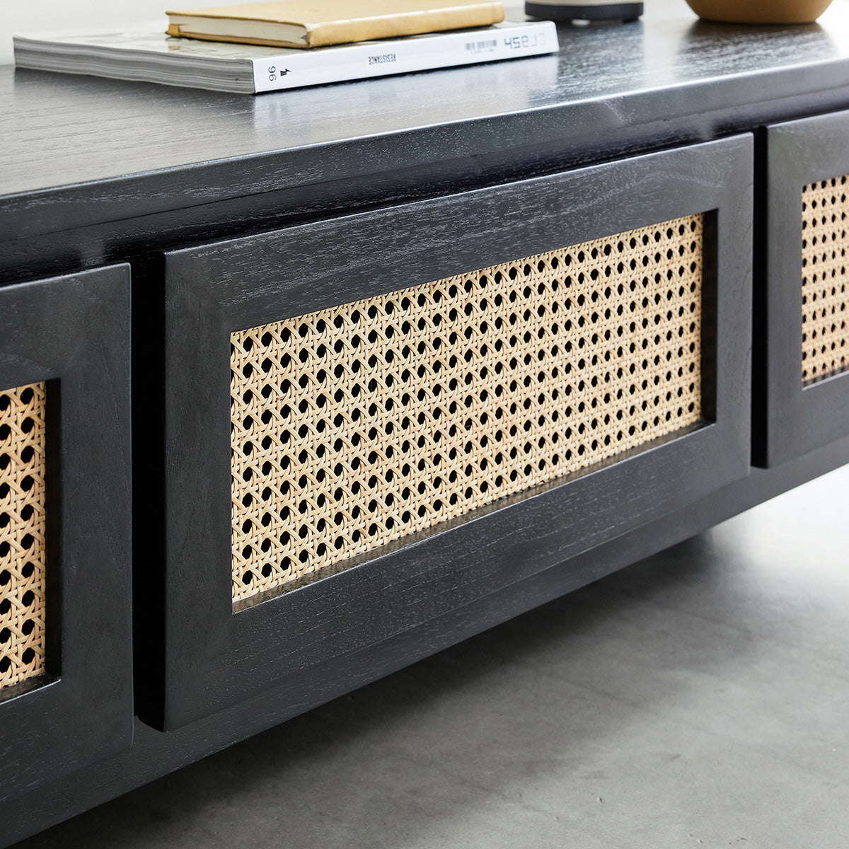 ISÉE - TV-Möbel aus massivem Mindi und schwarzem Rohrgeflecht 160 cm