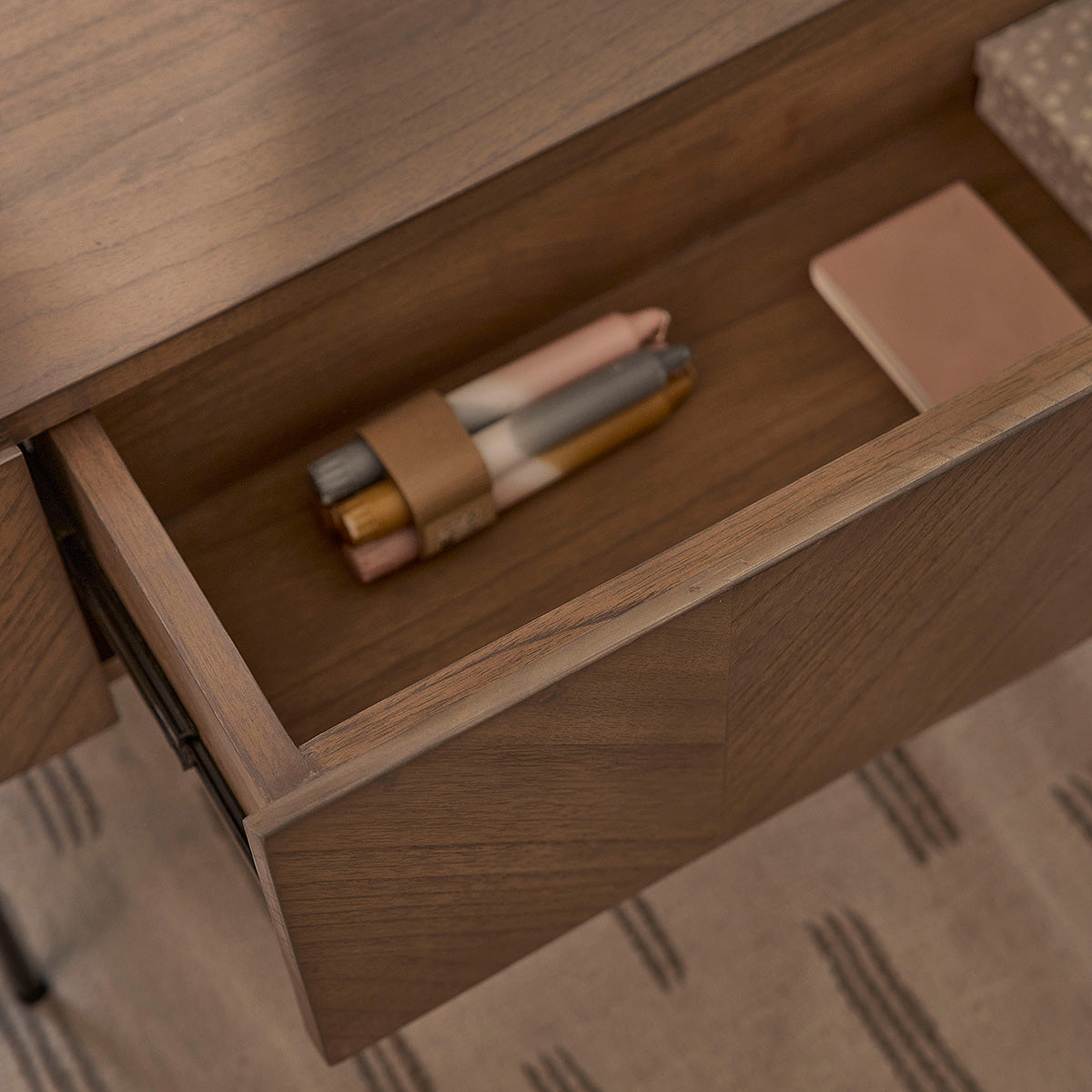 CALIX - Couchtisch aus massivem Mindi und Metall in Walnuss-Finish 120 cm