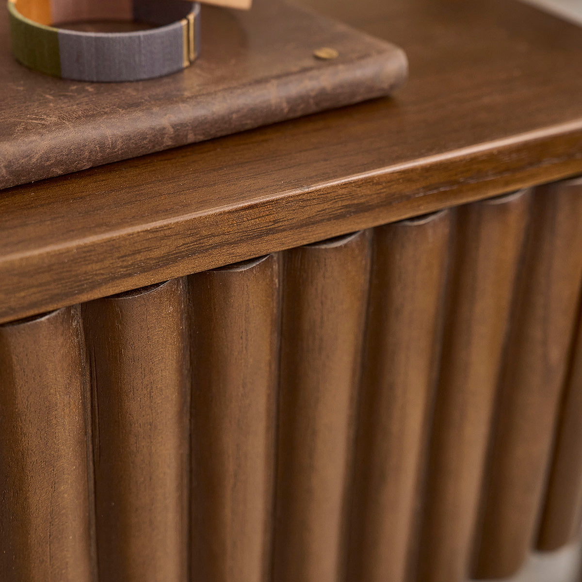 TRINIDAD - Table de chevet suspendue en bois de mindi 45 cm