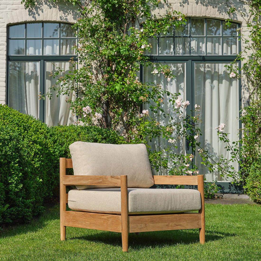 CALVI - Niedriger Gartensessel aus massivem Teakholz mit beige melierten Kissen