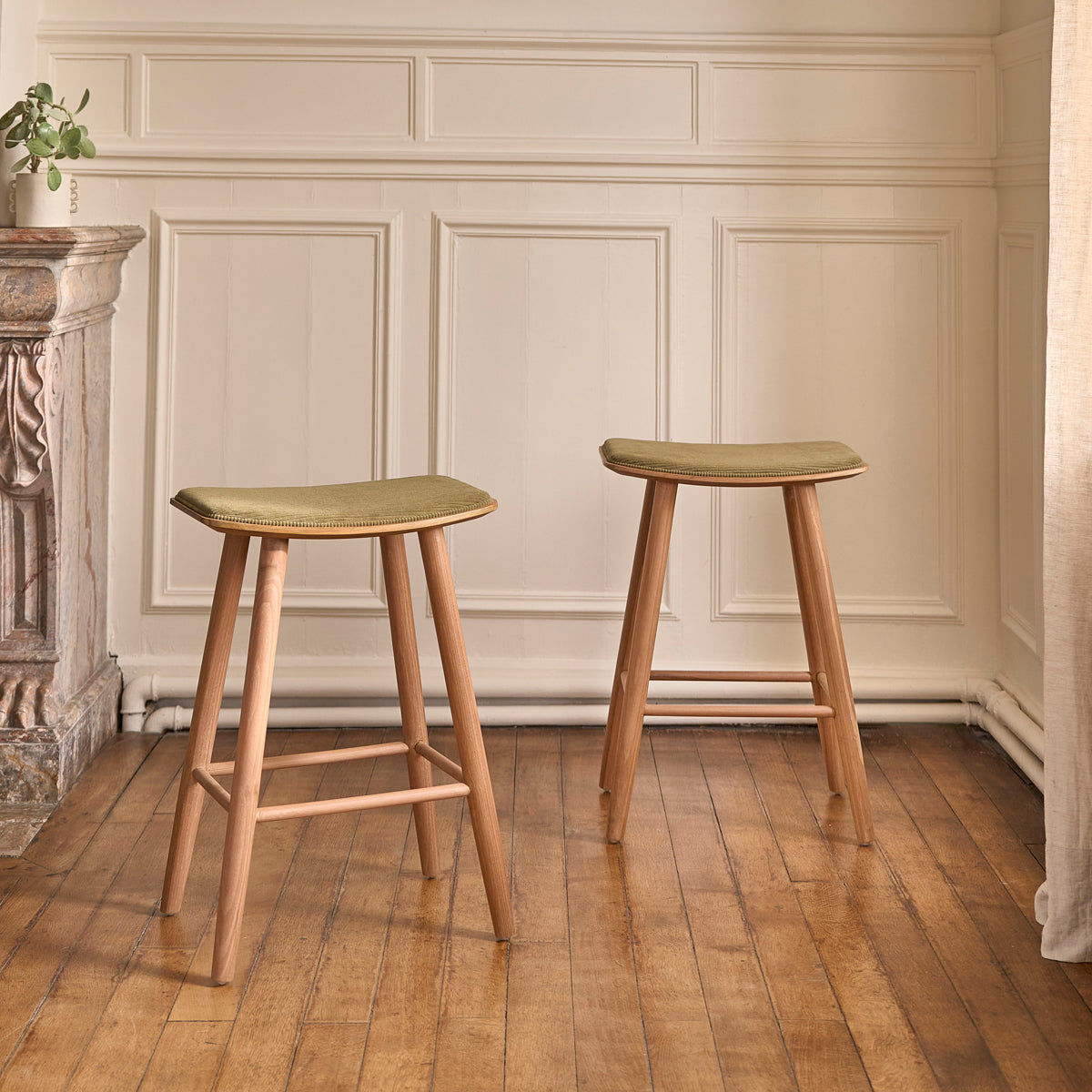 AMBRE - Set aus 2 Hockern aus massivem Teakholz und Bouclé-Sitz 65 cm
