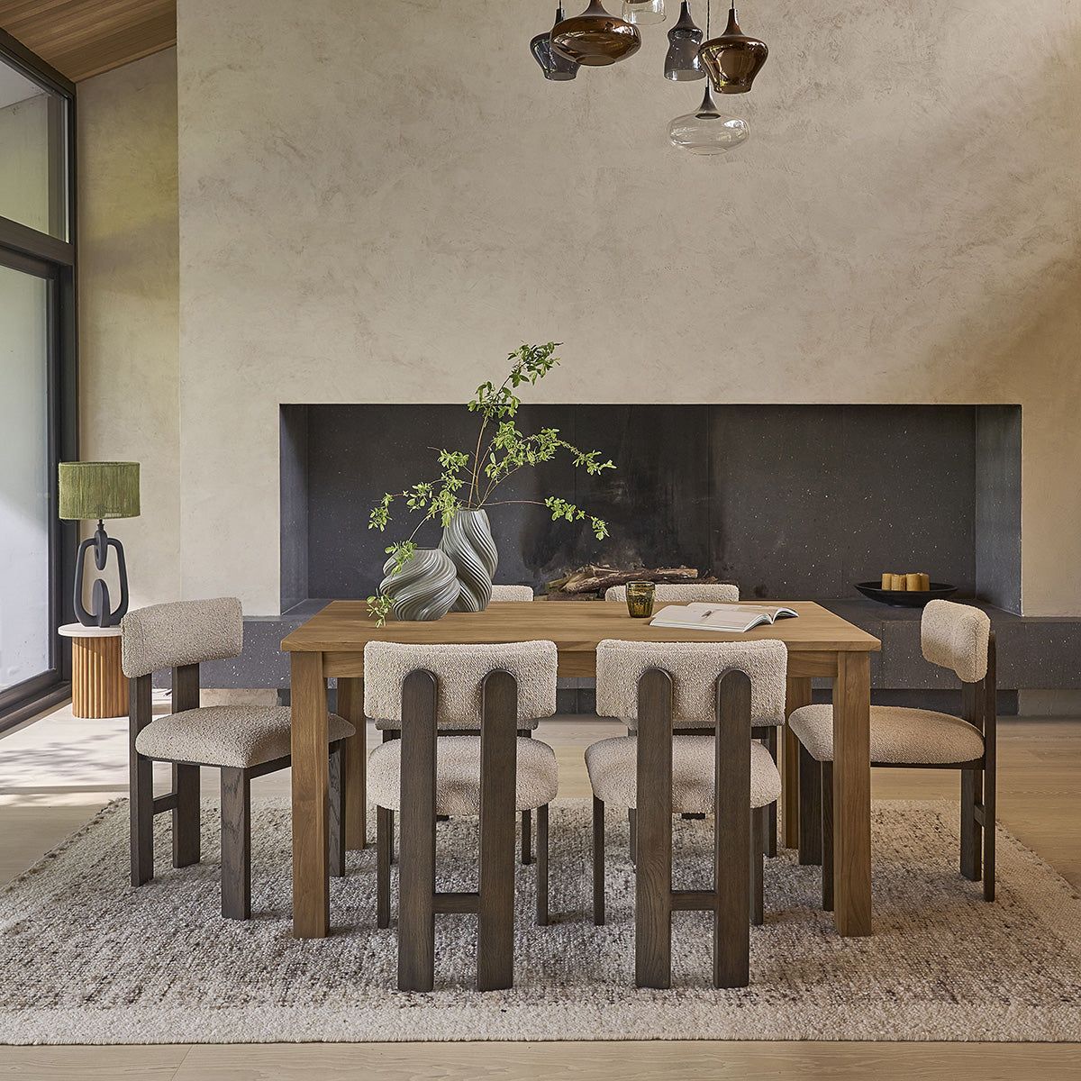 NOÉ - Stuhl aus massiver brauner Eiche und beigem Bouclé-Stoff