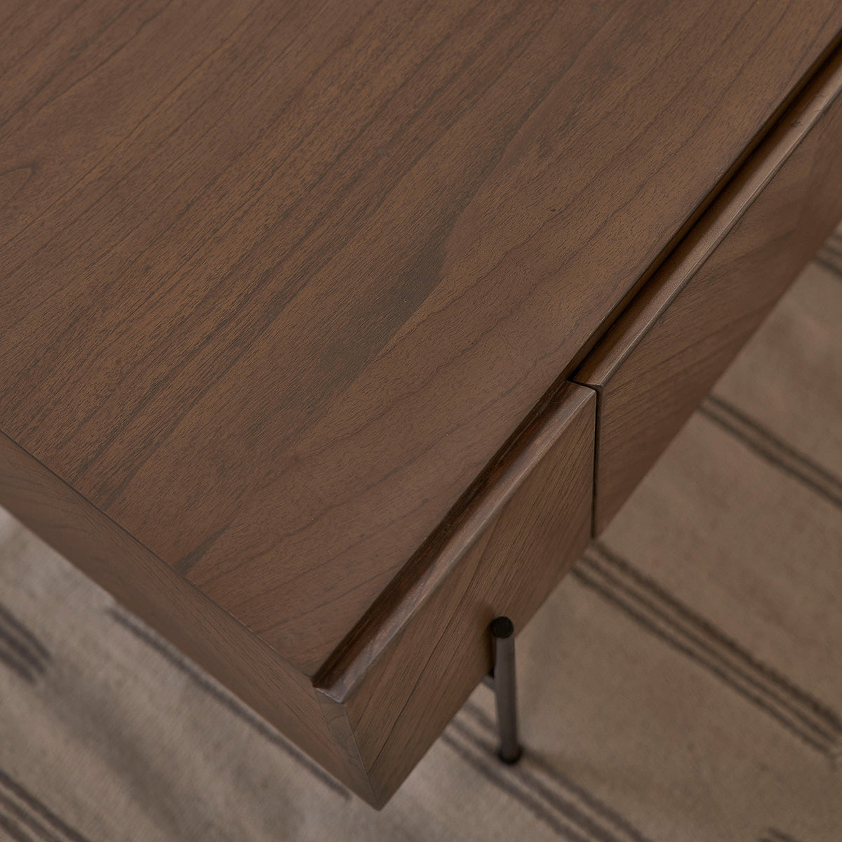 CALIX - Couchtisch aus massivem Mindi und Metall in Walnuss-Finish 120 cm