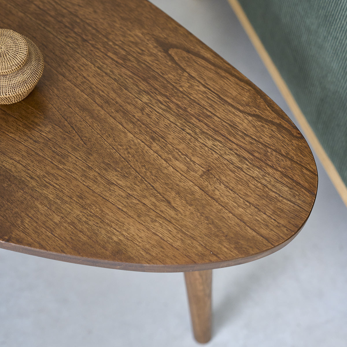 BRUNE - Table basse en mindi massif finition noyer 62 cm