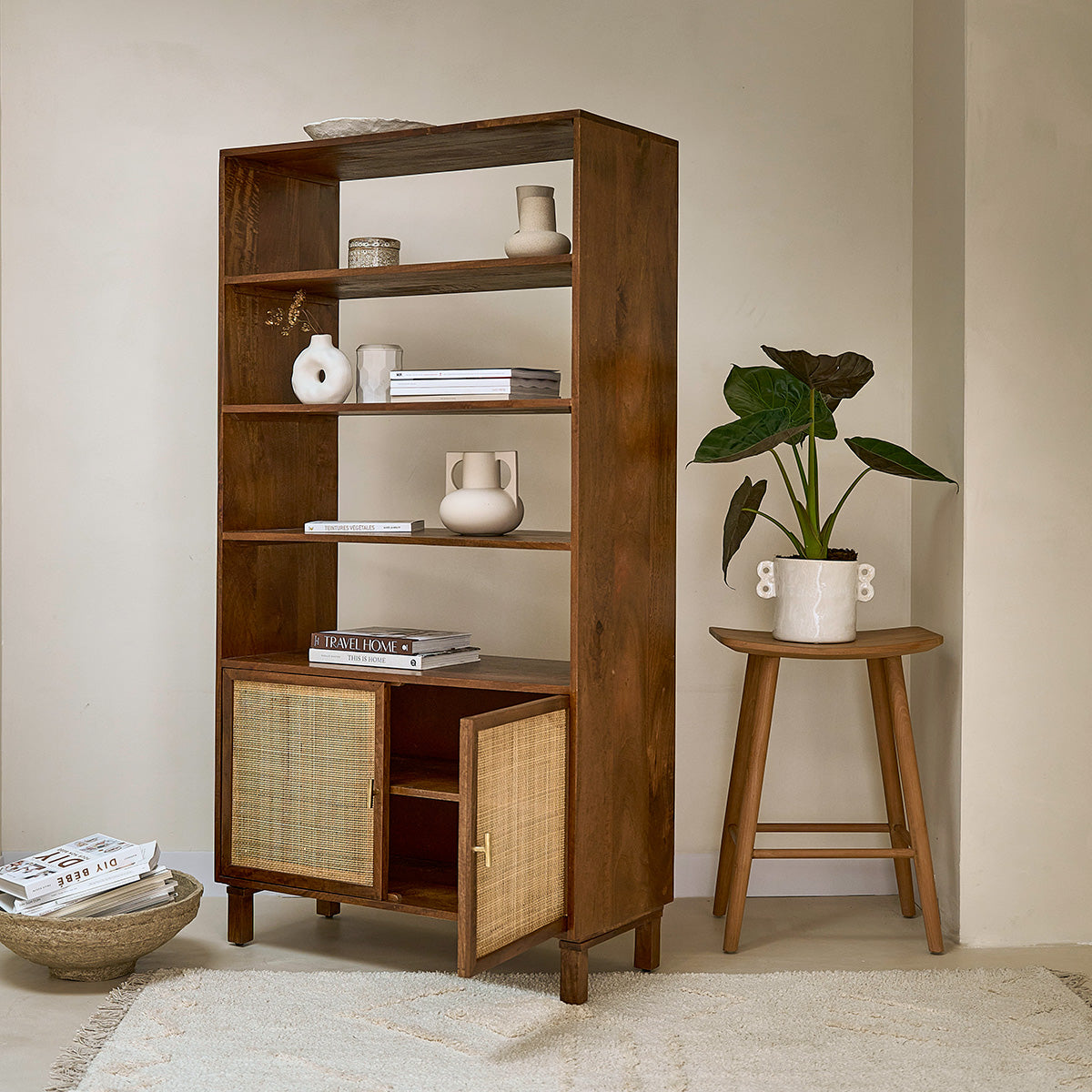 RAPHAEL - Bücherregal aus Mangoholz und Rohrgeflecht, in Walnuss-Finish 170 cm