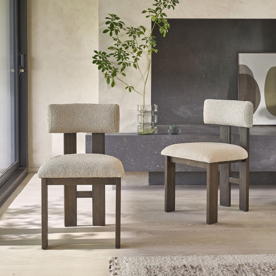 NOÉ - Set aus 2 Stühlen aus massiver brauner Eiche und beigem Bouclé-Stoff