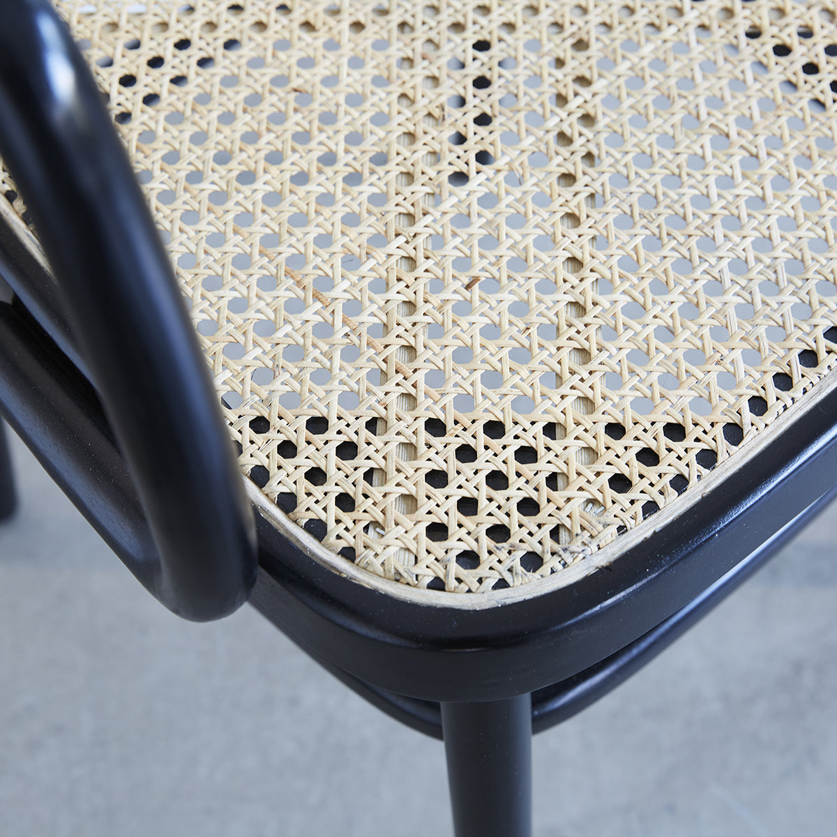 ARON - Chaise avec accoudoirs en acajou massif et cannage