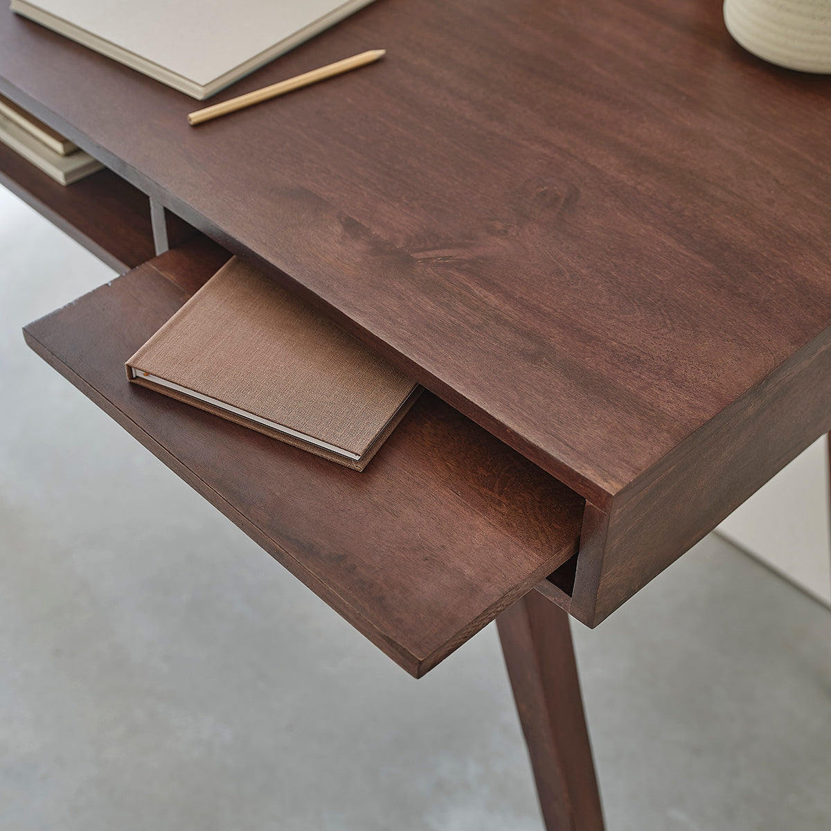 BRUNE - Schreibtisch aus massivem Mangoholz 120 cm 